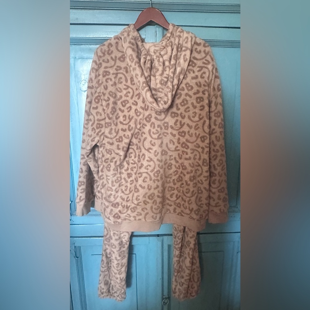 Stylish Tan Leopard Print Women's Sweatsuit - Picture 8 of 9